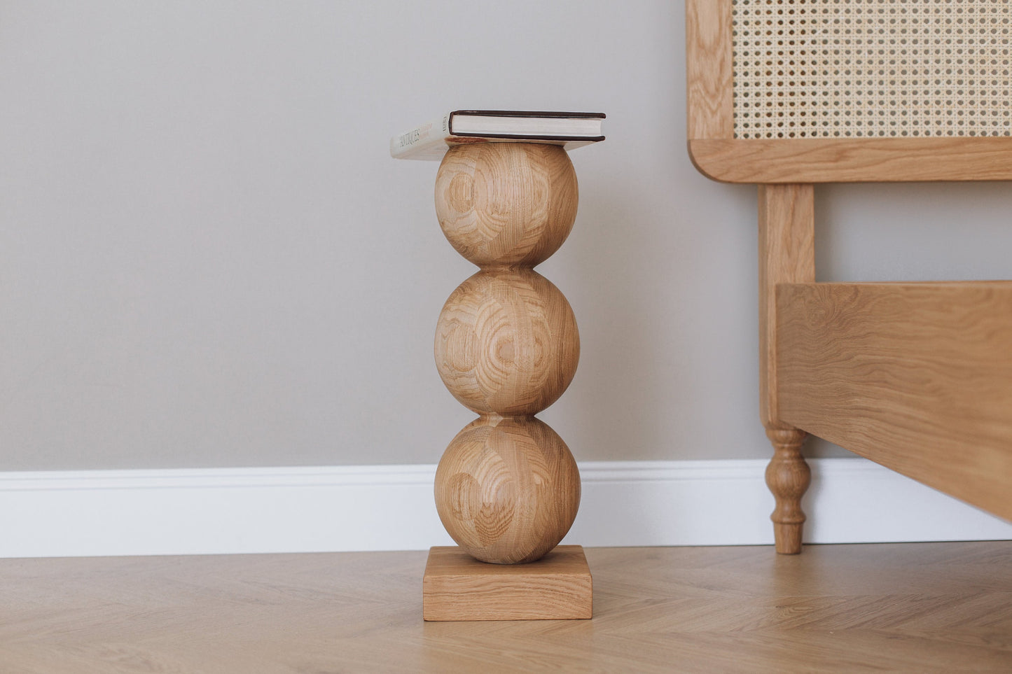 Table de chevet élégante en bois avec accent sphérique central – Conception artisanale, H495 mm