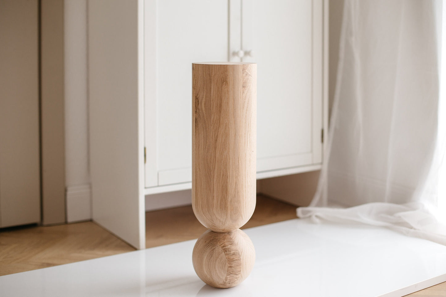 Pied de table basse en bois naturel avec sphère décorative – Design tourné au tour, H500 mm