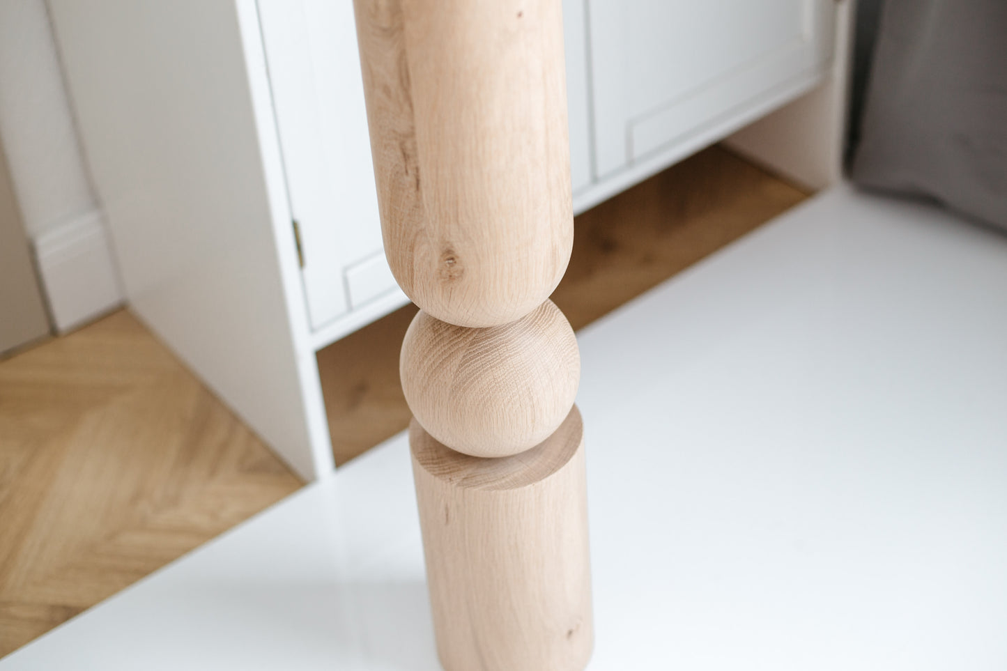 Pied de table/bar en bois avec détail sphérique central – Design tourné au tour, H690 mm
