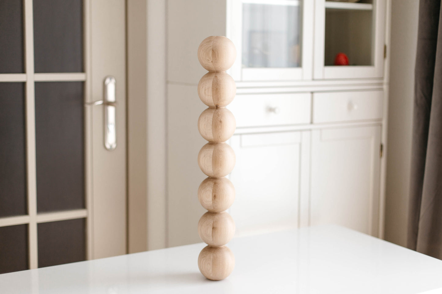 Pied de table et de bar en bois avec sept sphères décoratives – Conception artisanale, H574 mm