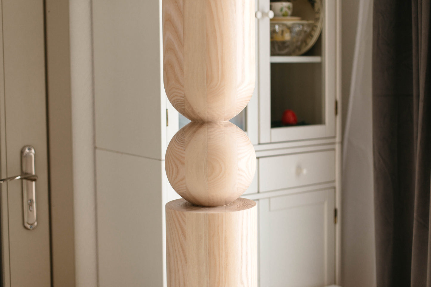 Pied de table en bois et d'îlot de cuisine avec sphère centrale – Design fait main, H902 mm