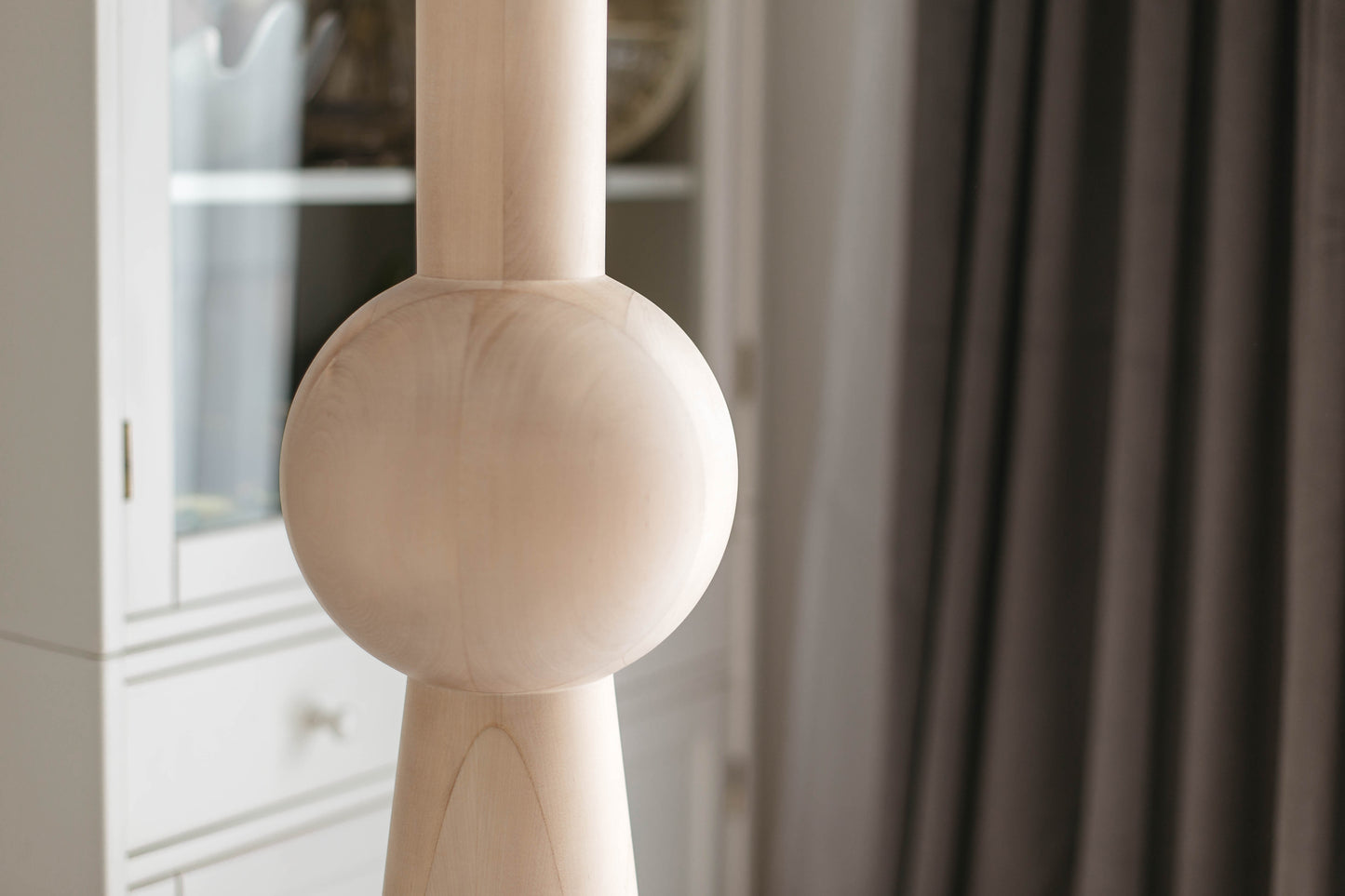 Pied de table en bois et d'îlot de cuisine avec sphère centrale – Fait main, H943 mm