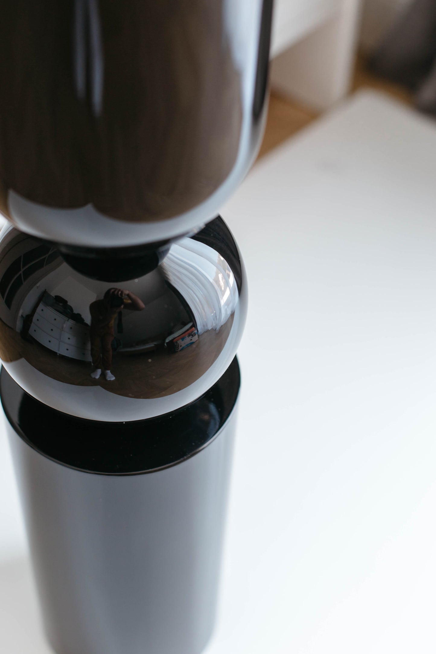 Pied de meuble en bouleau noir laqué brillant pour îlot de cuisine – RAL9005, H690 mm