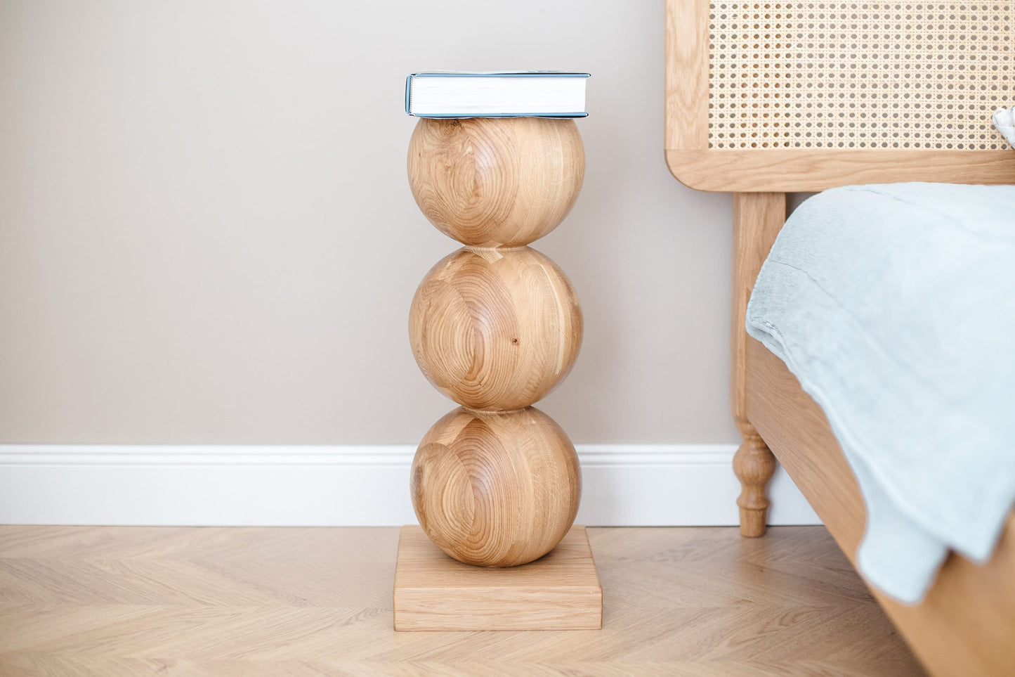 Table de chevet élégante en bois avec sphère centrale décorative – Design artisanal, H580 mm