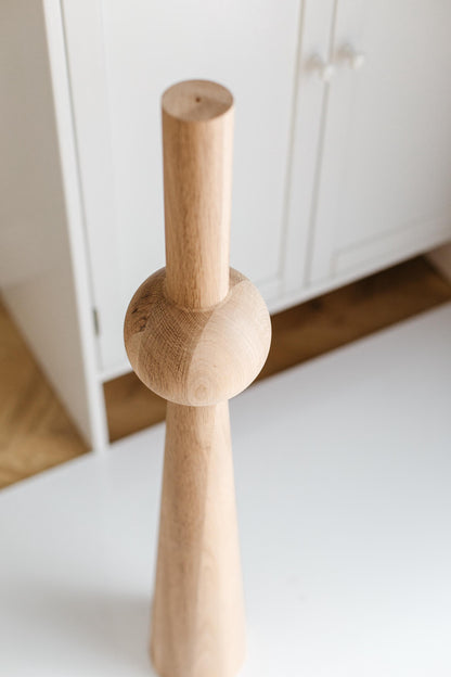 Pied de meuble en bois avec détail sphérique – Support de table tourné, H760 mm