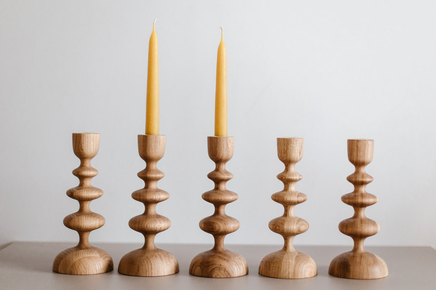 Lot de 2 bougeoirs en bois tourné à la main pour chandelles coniques – Motif vague, chêne