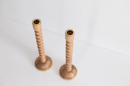 Lot de 2 bougeoirs en chêne tournés à la main – Design bulle