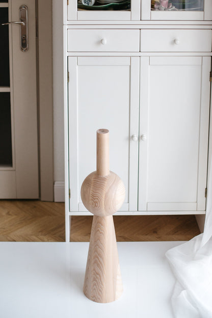 Pied de meuble conique en bois avec détail sphérique – Tourné au tour, H670 mm