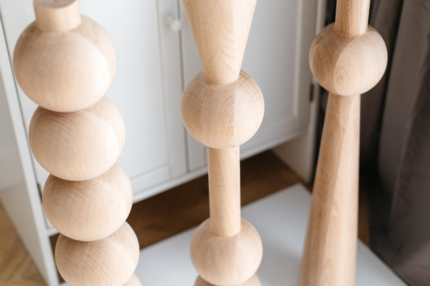 Pied de meuble en bois avec détail sphérique – Support de table tourné, H760 mm