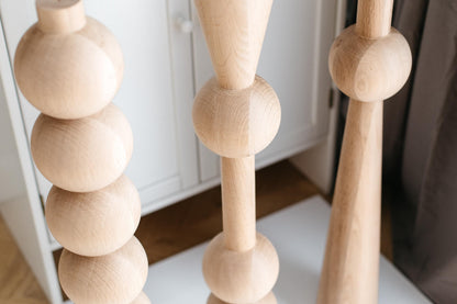 Pied de meuble en bois avec détail sphérique – Support de table tourné, H760 mm