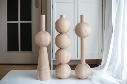 Pied de meuble conique en bois avec détail sphérique – Tourné au tour, H670 mm