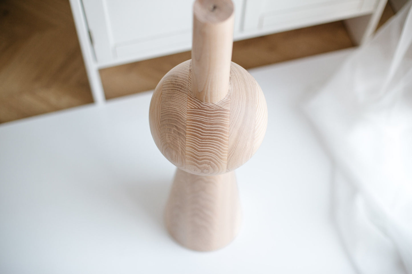 Pied de meuble conique en bois avec détail sphérique – Tourné au tour, H670 mm