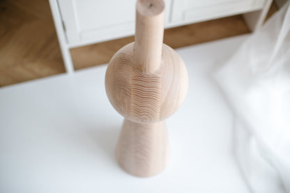 Pied de meuble conique en bois avec détail sphérique – Tourné au tour, H670 mm