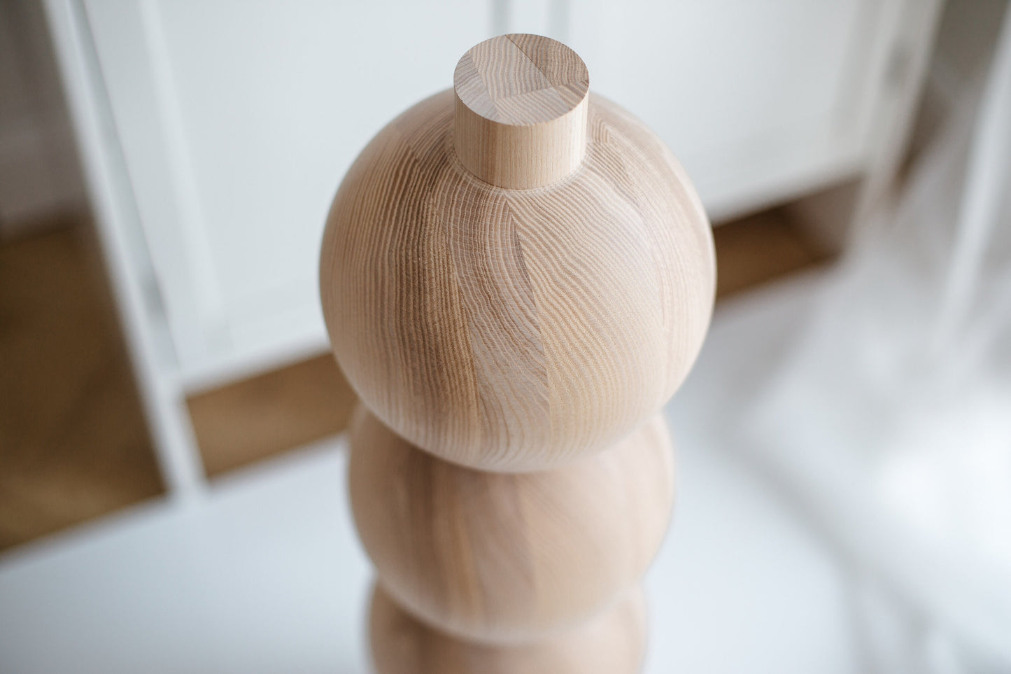 Pied de meuble en bois avec quatre sphères décoratives – Tourné, H670 mm