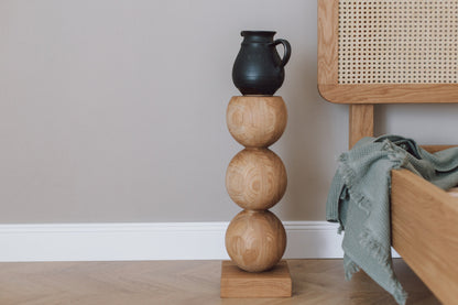 Table de chevet élégante en bois avec accent sphérique central – Conception artisanale, H495 mm