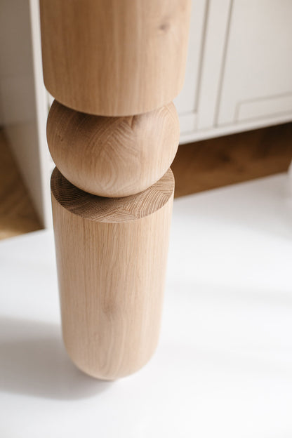 Pied de table et de bar en bois avec sphère arrondie – Tourné, H690 mm