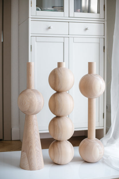 Pied de meuble conique en bois avec détail sphérique – Tourné au tour, H670 mm