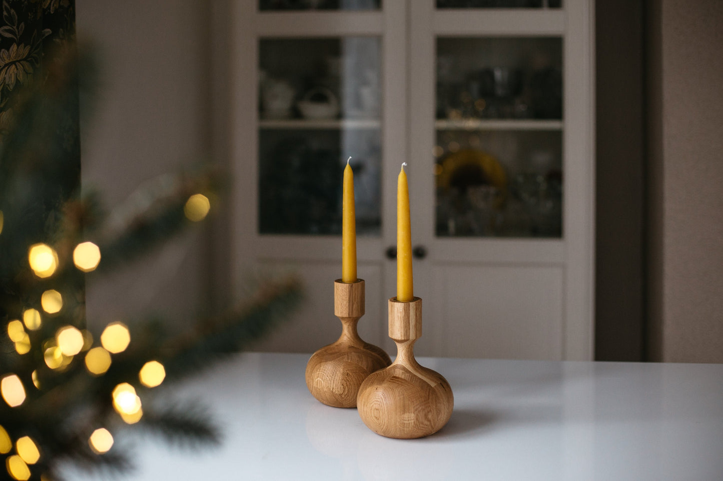 Lot de 2 bougeoirs coniques en bois tourné à la main – Style Reine, Chêne