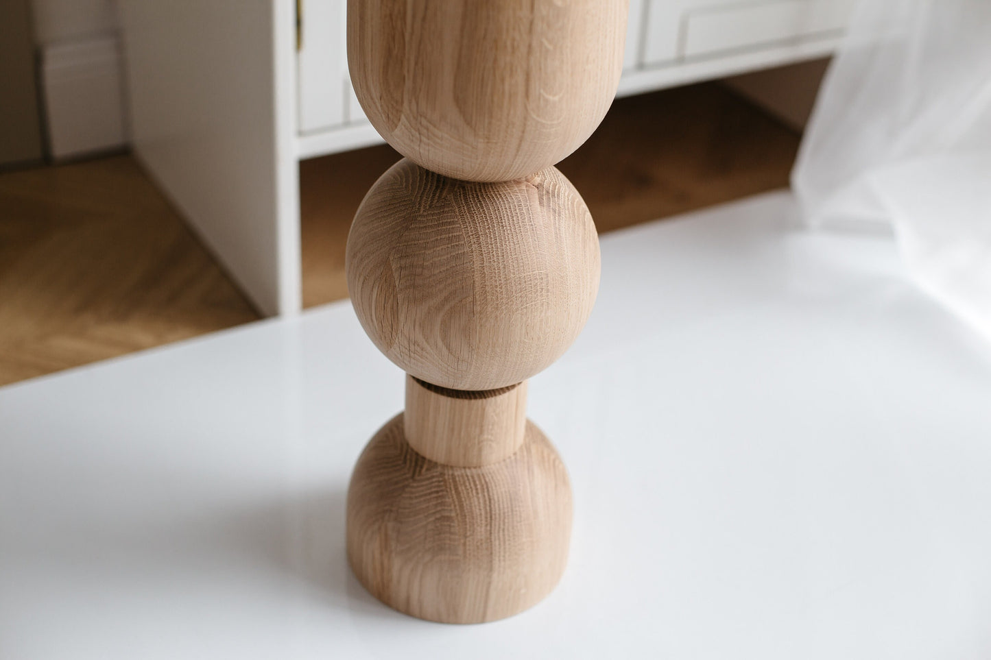 Pied de table et de bar en bois avec sphère inférieure – Design tourné au tour, H690 mm