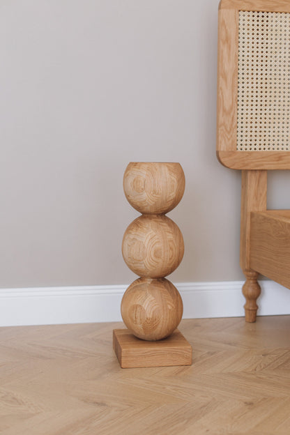 Table de chevet élégante en bois avec accent sphérique central – Conception artisanale, H495 mm