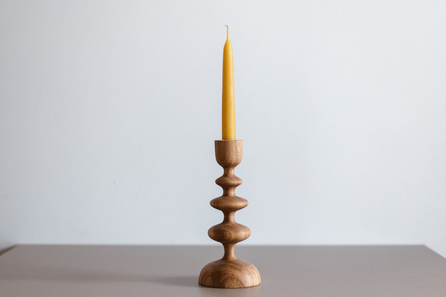 Lot de 2 bougeoirs en bois tourné à la main pour chandelles coniques – Motif vague, chêne
