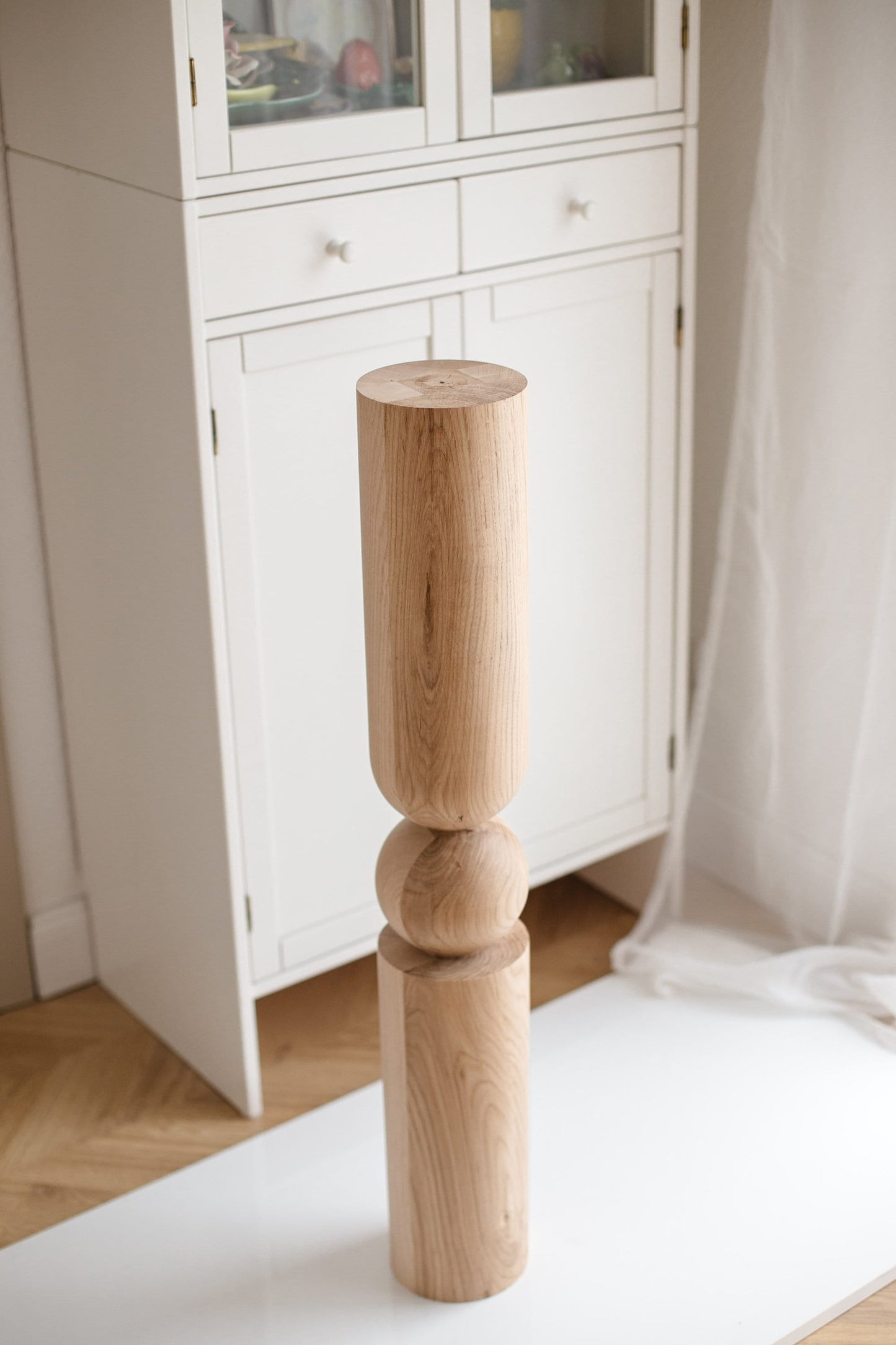 Pied de table et de bar en bois avec sphère centrale – Design tourné, H900 mm