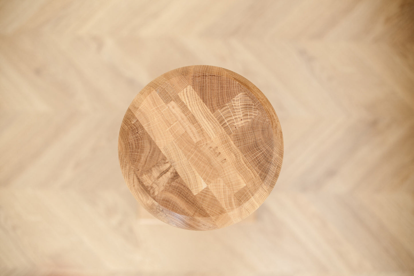 Table de chevet élégante en bois avec sphère centrale décorative – Design artisanal, H580 mm