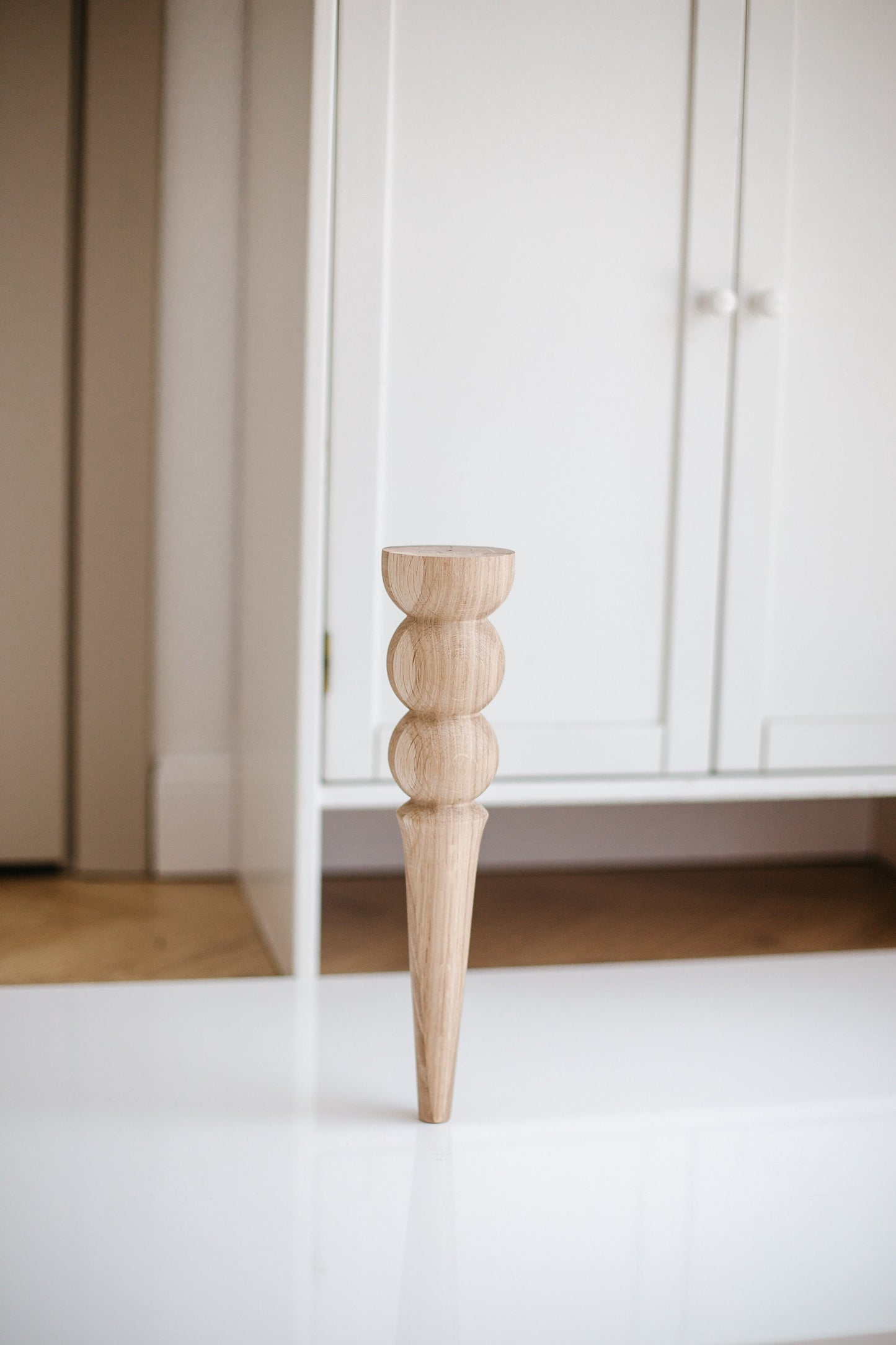 Pieds de meuble coniques en bois avec double boule décorative – Modèle tourné, H350 mm
