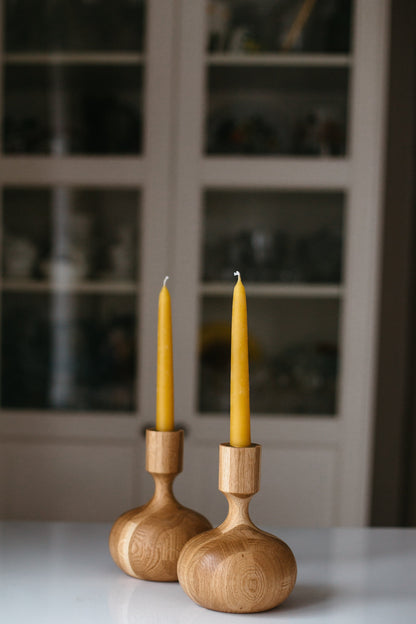 Lot de 2 bougeoirs coniques en bois tourné à la main – Style Reine, Chêne