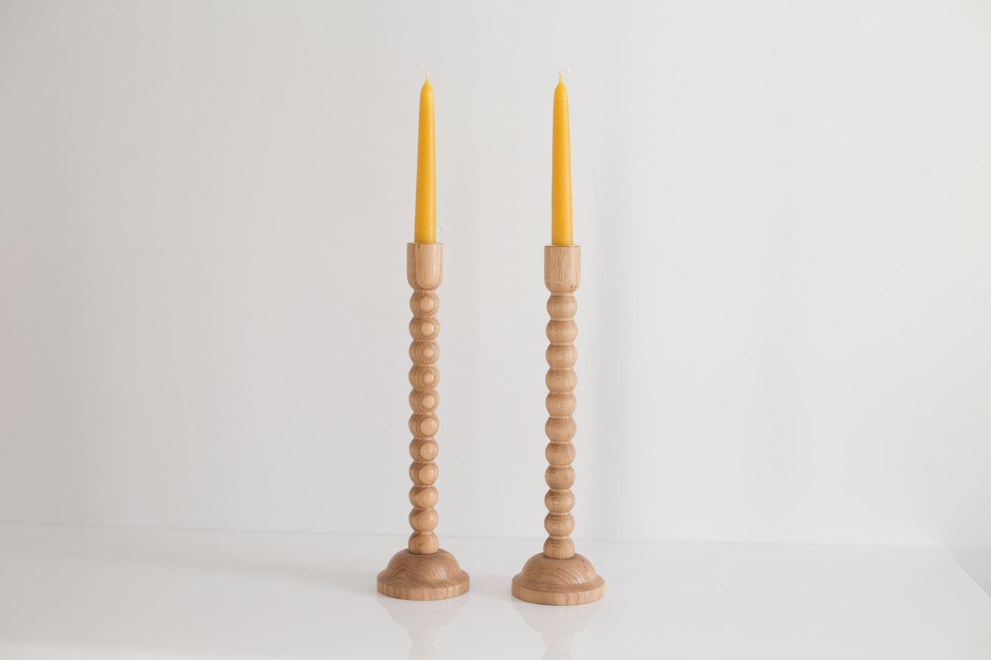 Lot de 2 bougeoirs en chêne tournés à la main – Design bulle