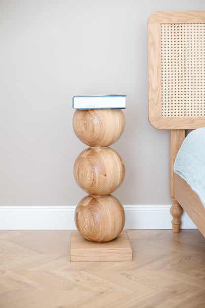 Table de chevet élégante en bois avec sphère centrale décorative – Design artisanal, H580 mm