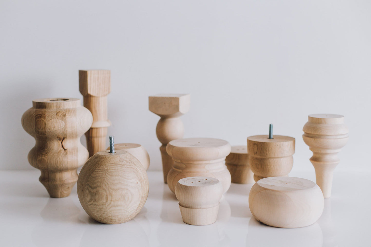 Pied de meuble tourné en bois avec détail sphérique – Design tourné au tour, H150 mm