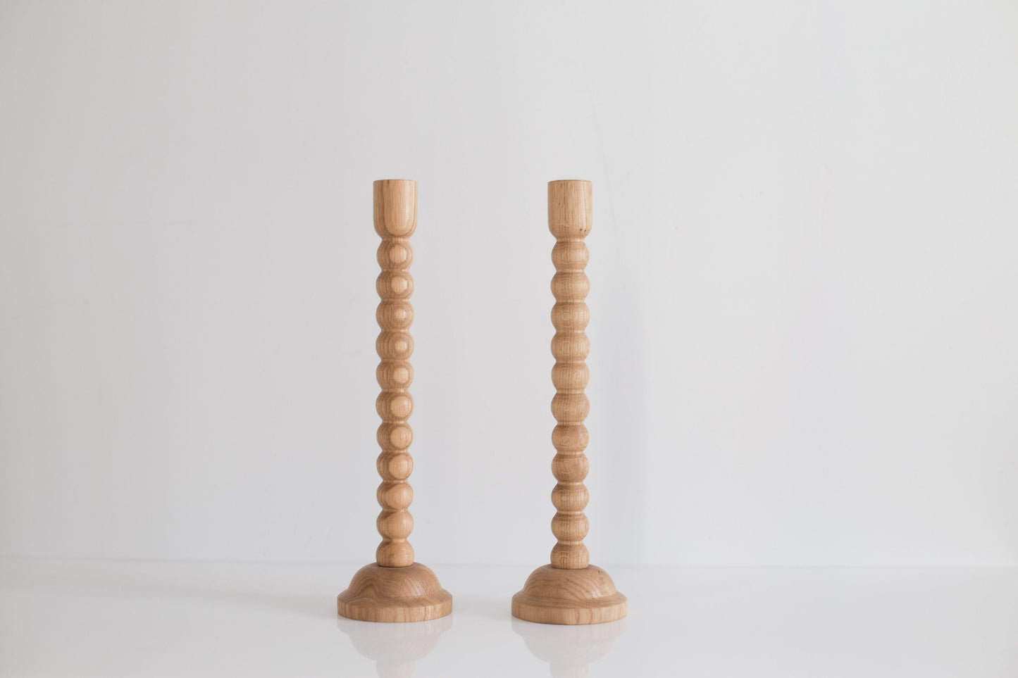 Lot de 2 bougeoirs en chêne tournés à la main – Design bulle