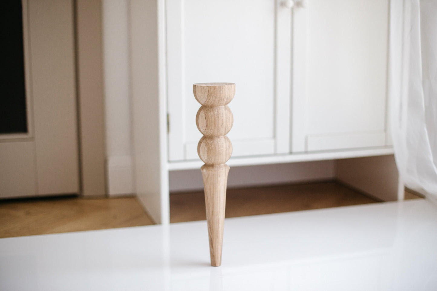 Pieds de meuble coniques en bois avec double boule décorative – Modèle tourné, H350 mm