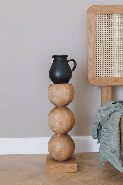 Table de chevet élégante en bois avec accent sphérique central – Conception artisanale, H495 mm