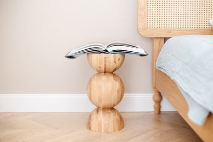 Table de chevet en bois fait main – Bois massif avec détail sphérique élégant H400 mm