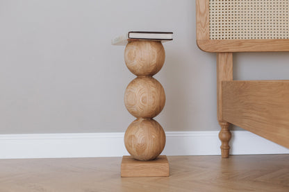 Table de chevet élégante en bois avec accent sphérique central – Conception artisanale, H495 mm