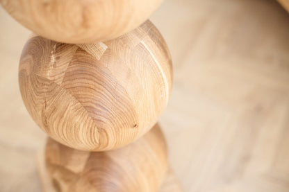 Table de chevet élégante en bois avec sphère centrale décorative – Design artisanal, H580 mm