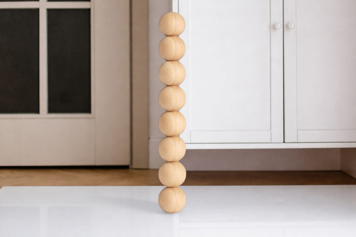 Pied de table tourné en bois – Motif huit sphères, 656 mm