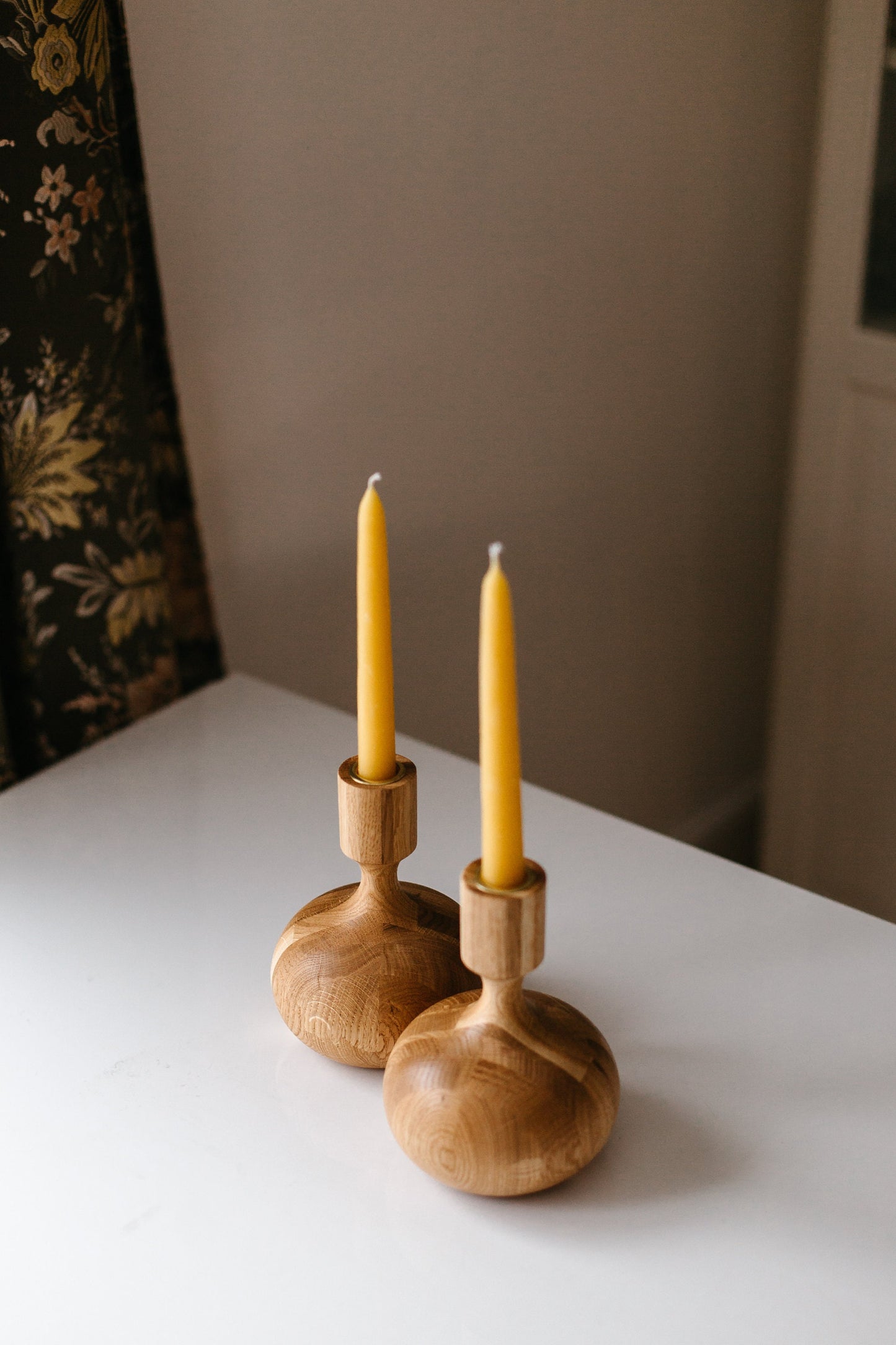 Lot de 2 bougeoirs coniques en bois tourné à la main – Style Reine, Chêne