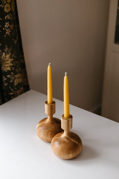 Lot de 2 bougeoirs coniques en bois tourné à la main – Style Reine, Chêne