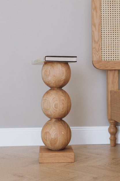 Table de chevet élégante en bois avec accent sphérique central – Conception artisanale, H495 mm