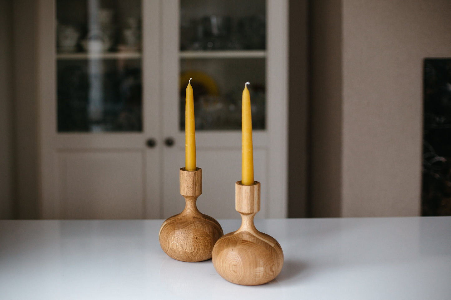 Lot de 2 bougeoirs coniques en bois tourné à la main – Style Reine, Chêne