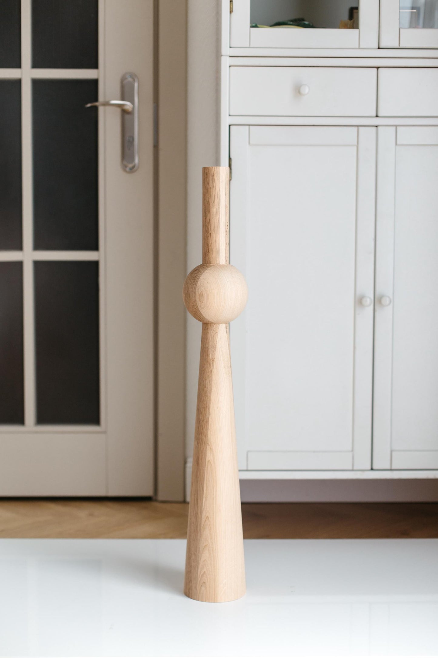 Pied de meuble en bois avec détail sphérique – Support de table tourné, H760 mm