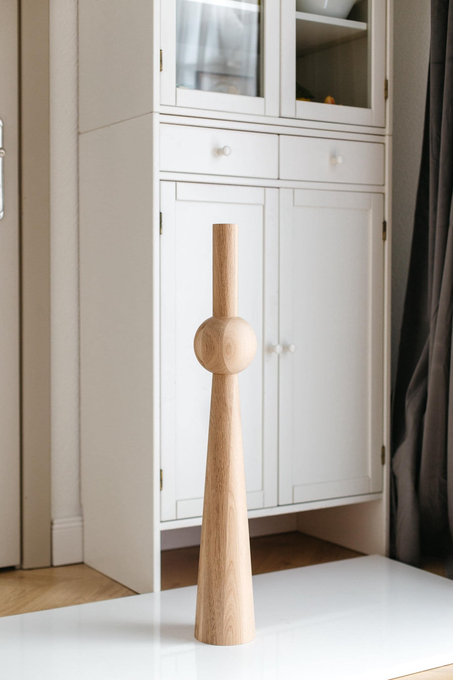 Pied de meuble en bois avec détail sphérique – Support de table tourné, H760 mm