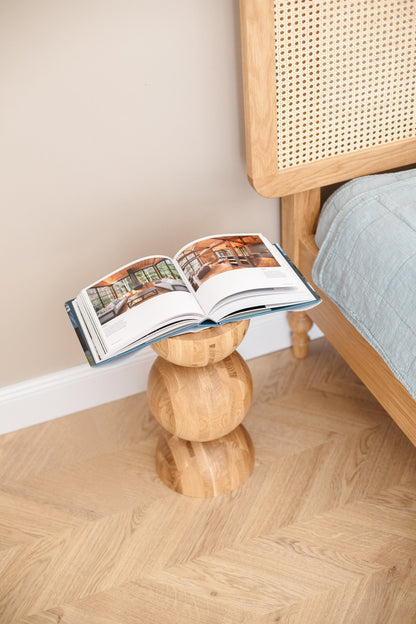 Table de chevet en bois fait main – Bois massif avec détail sphérique élégant H400 mm