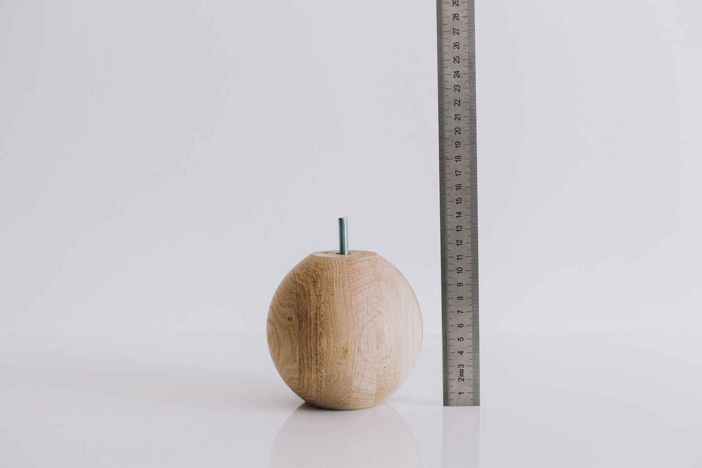 Pied de meuble tourné en bois rond avec détail sphérique – Design tourné au tour, H110 mm