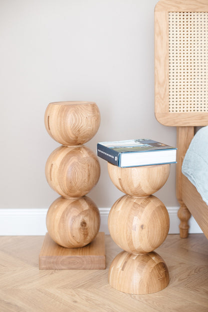 Table de chevet en bois fait main – Bois massif avec détail sphérique élégant H400 mm