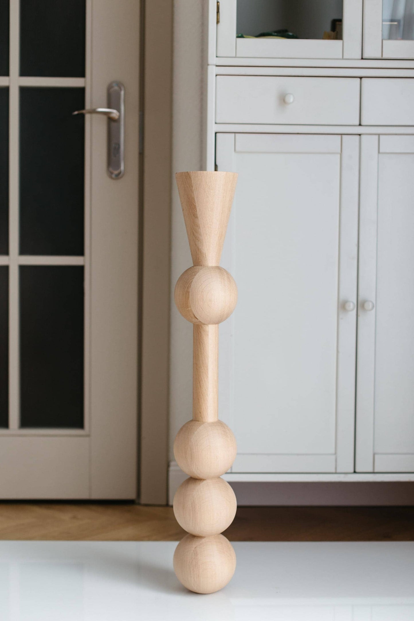Pied de meuble en bois tourné avec quatre sphères décoratives – Support de table, H760 mm