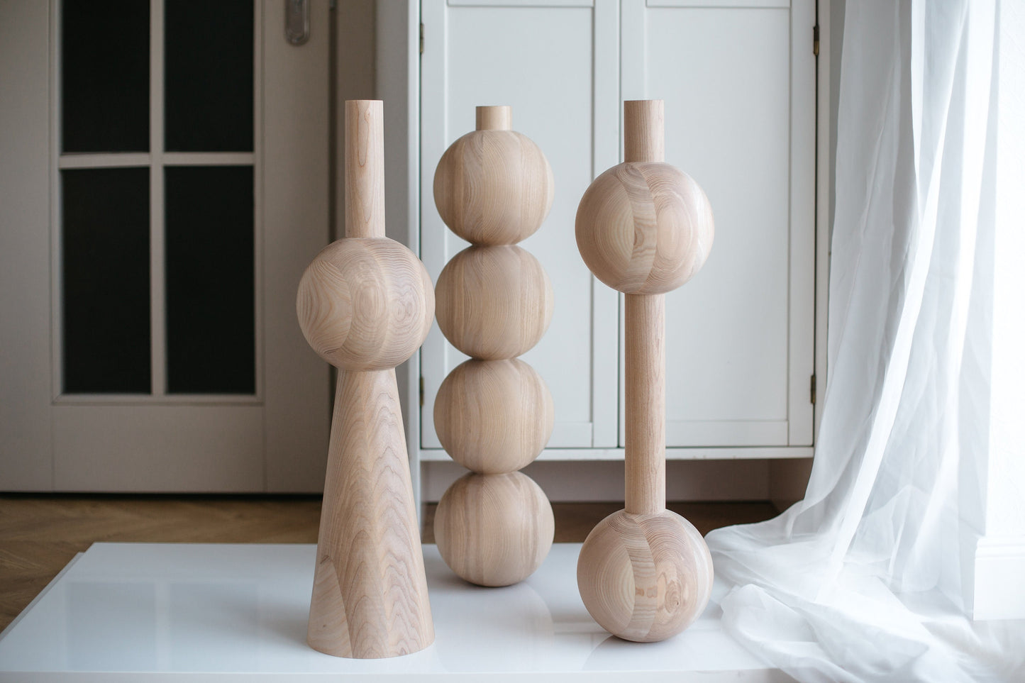 Pied de meuble conique en bois avec détail sphérique – Tourné au tour, H670 mm